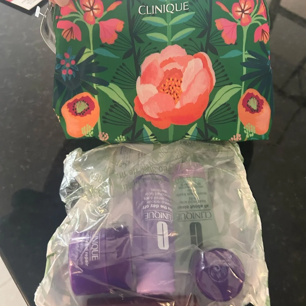 NWT CLINIQUE 6 piece gift set. - Picture 14 of 15